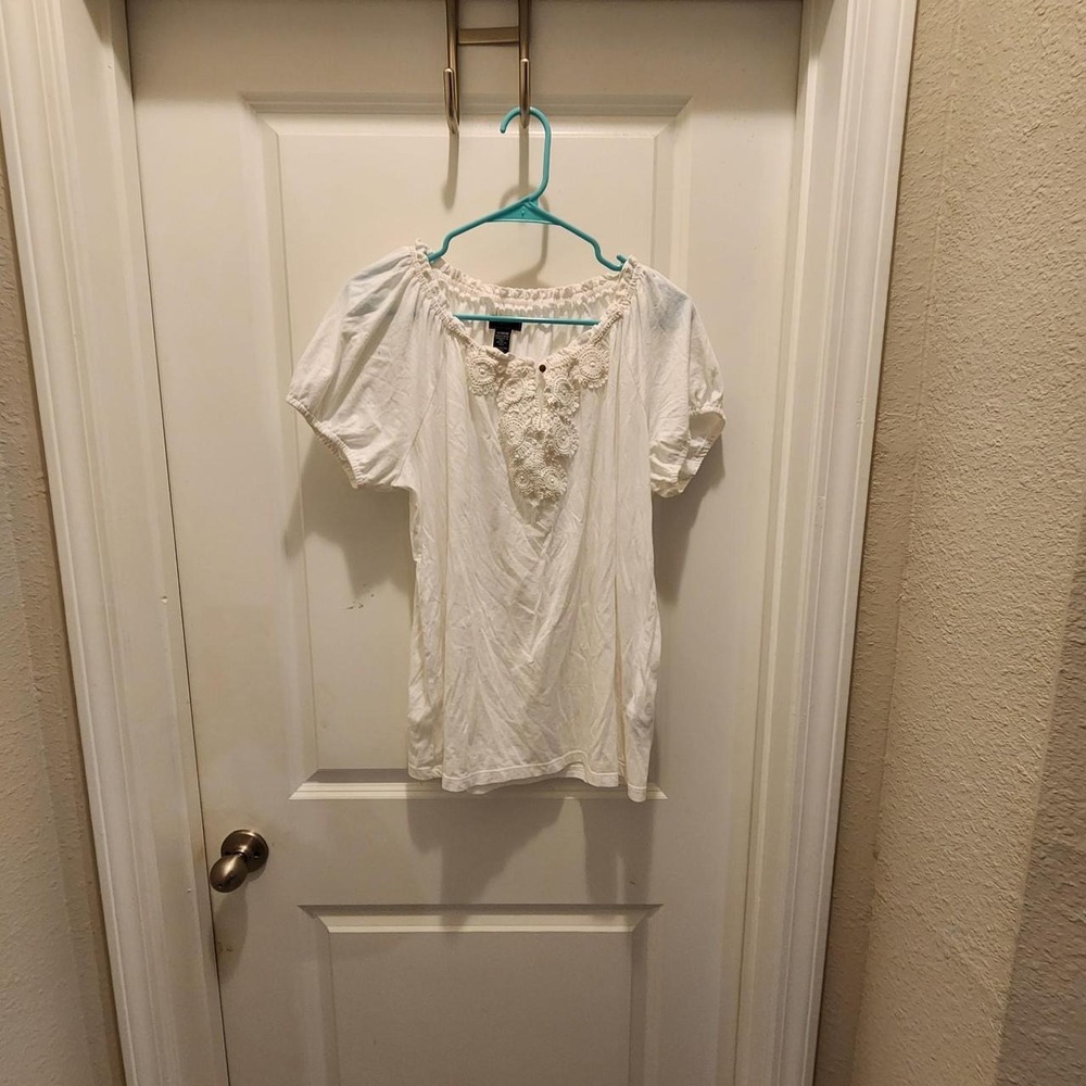 White cotton blouse with lace detailing and button-up front, size 1X